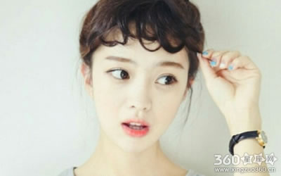 ϸ����Ů����ί��ʱ��Ӧ�䵭����Ф��