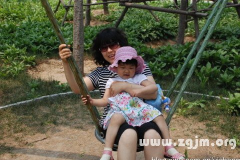 梦见抱着小男孩玩