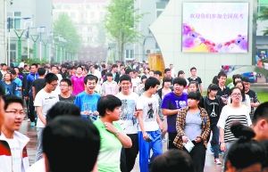 2013年北京高考语文试卷:5月社会热点频入试题