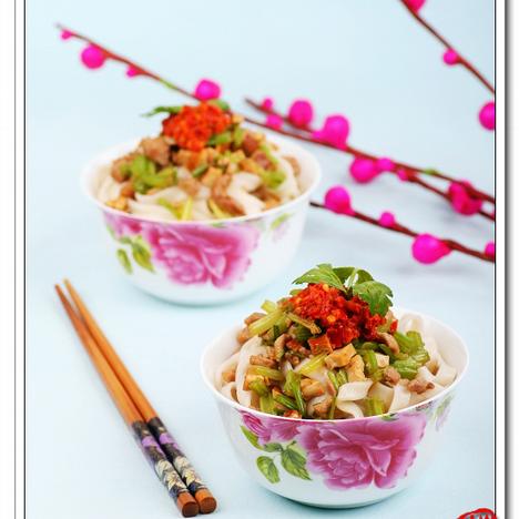 香芹豆干肉丁拌面的做法