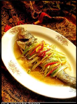 油泼鲈鱼的做法