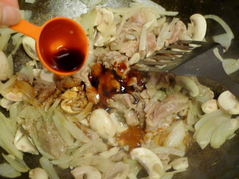 ºÚºú½·Ä¢¹½ÖíÈâ¸Ç·¹µÄ×ö·¨