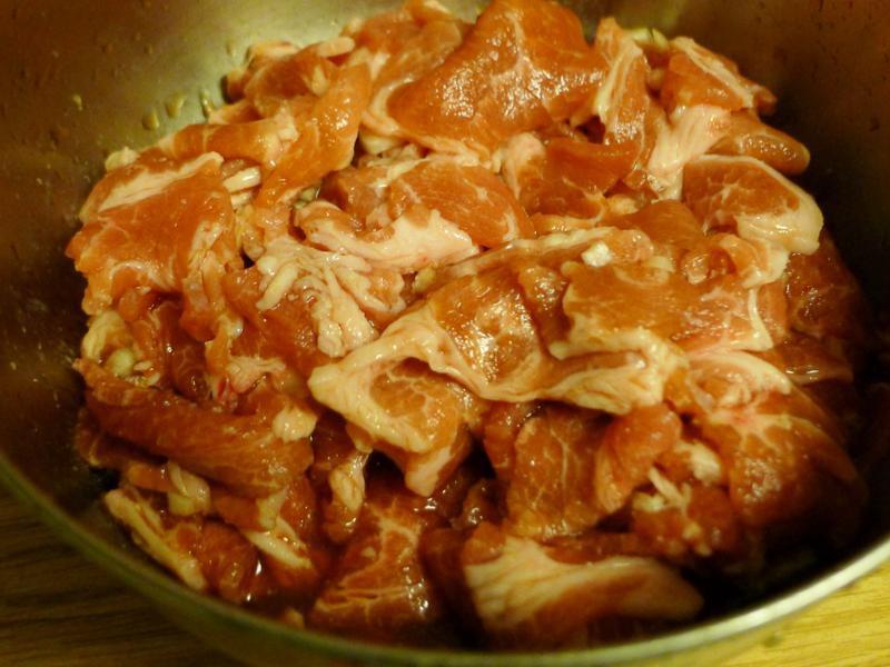 ºÚºú½·Ä¢¹½ÖíÈâ¸Ç·¹µÄ×ö·¨