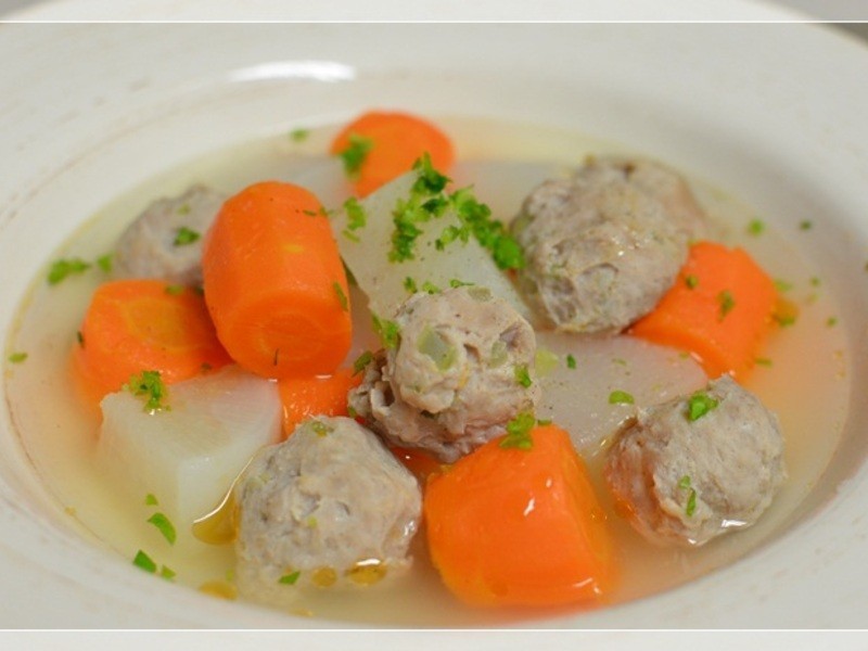 双萝芹菜丸汤的做法