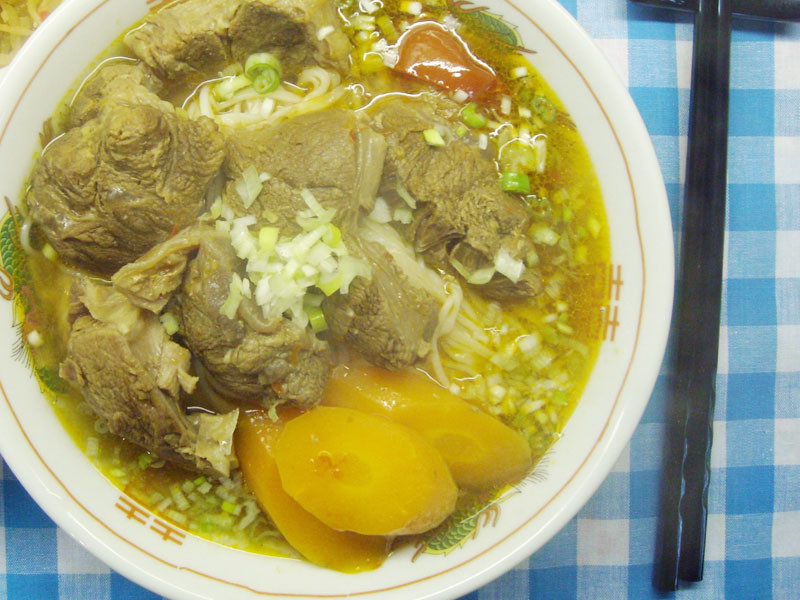 用铁铸锅煮~红烧牛肉面的做法