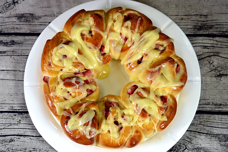 烤箱美食糖衣奶酪草莓卷美味烘焙的做法