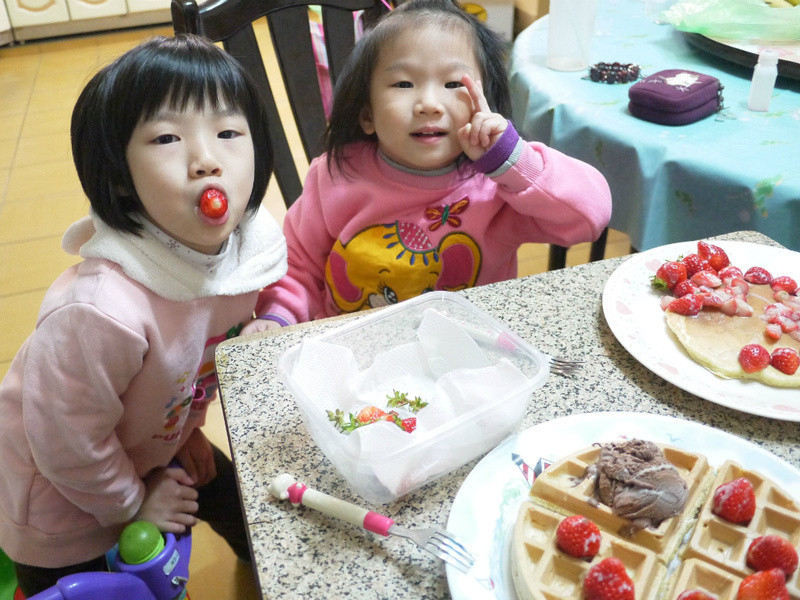 《草莓就爱鹰牌炼奶》一鱼两吃之草莓炼奶松饼的做法