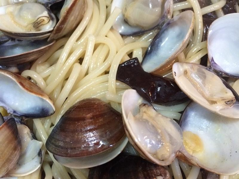 蒜香蛤蜊菇菇义大利面的做法