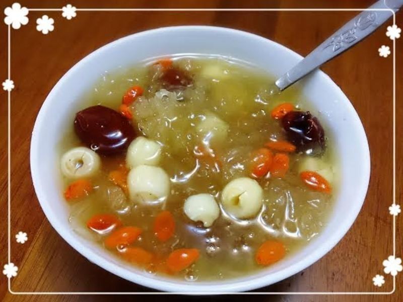 冰糖银耳红枣莲子汤的做法