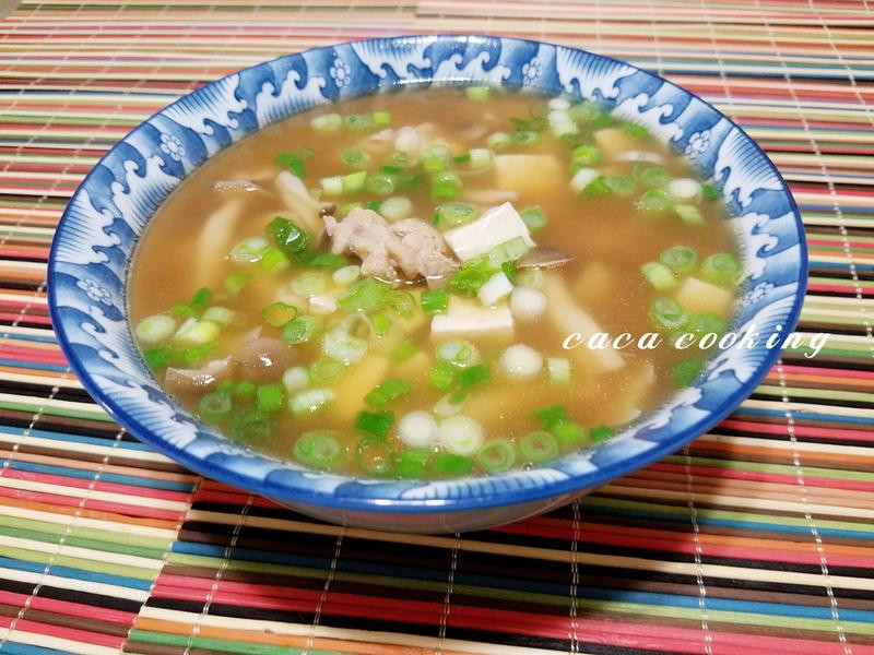 日式鸿喜菇嫩鸡汤的做法