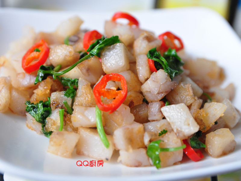 【健康厨房 黄金大厨10分钟出年菜】辣炒芋头糕丁的做法
