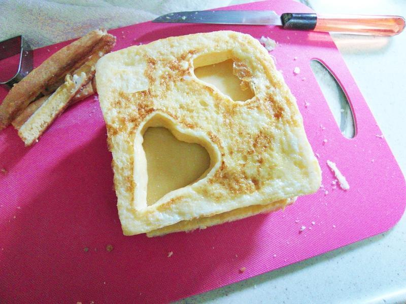 爱心早餐 起司肉松蛋法式三明治的做法