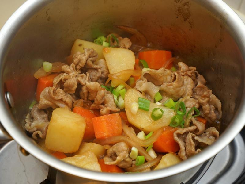 马铃薯炖煮猪肉片的做法