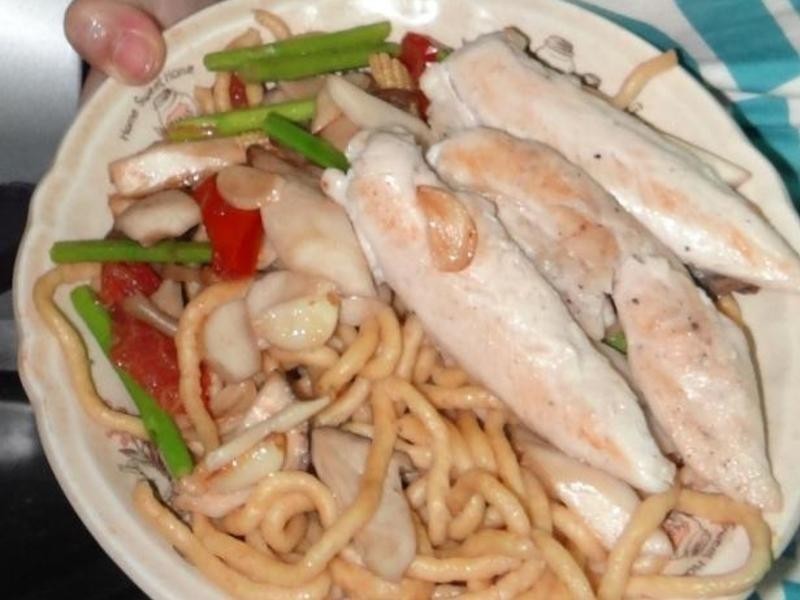 香煎鸡柳鲜蔬义大利面的做法