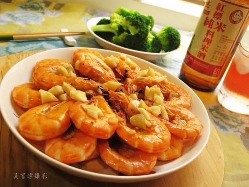蒜末酒香虾。台湾菸酒纯米料理米酒的做法