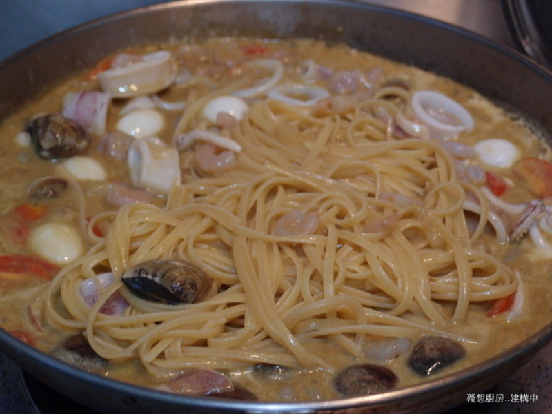 『谷盛绿咖哩』~海鲜绿咖哩细宽面的做法