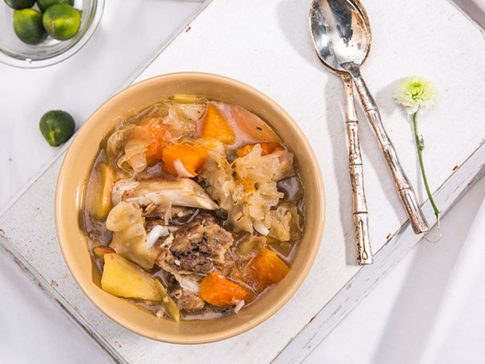 木瓜苹果银耳百合猪骨汤的做法