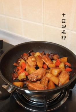 土豆焖烧翅~的做法