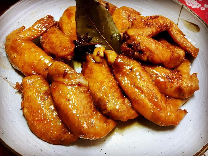 焦糖鸡翅vs焦糖油闷笋的做法