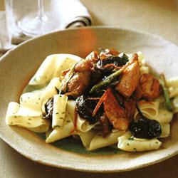 红酒洋李干焖鸡的做法