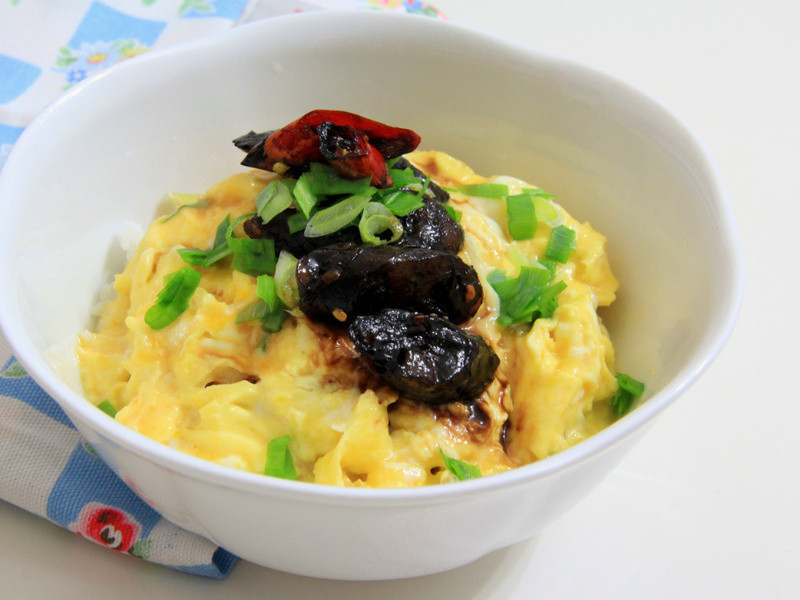 滑蛋肝肠盖饭的做法