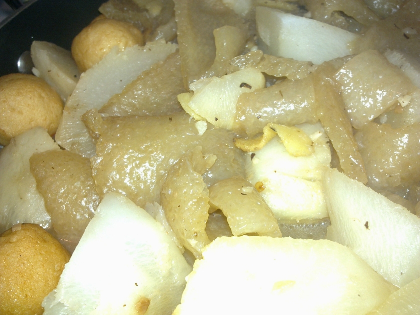 香港街頭小吃──豬皮蘿蔔魚蛋的做法