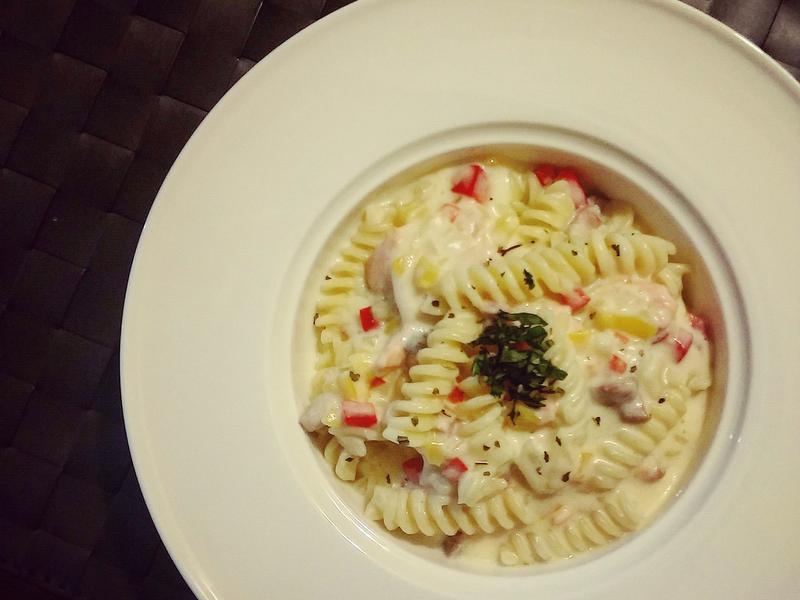 培根鲑鱼佐白浓起司酱螺旋面的做法