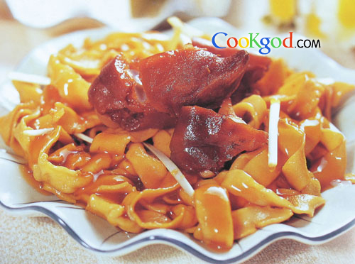 猪手烩手擀面的做法