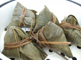 咸香蛋黄肉粽的做法