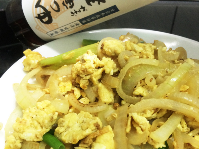 洋葱炒蛋。淬酿中式下午茶点的做法