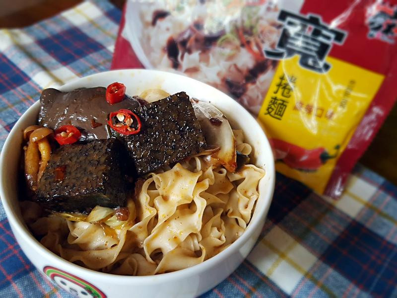 麻辣鸭血拌面的做法