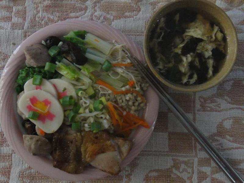 鸡腿排什锦干面的做法