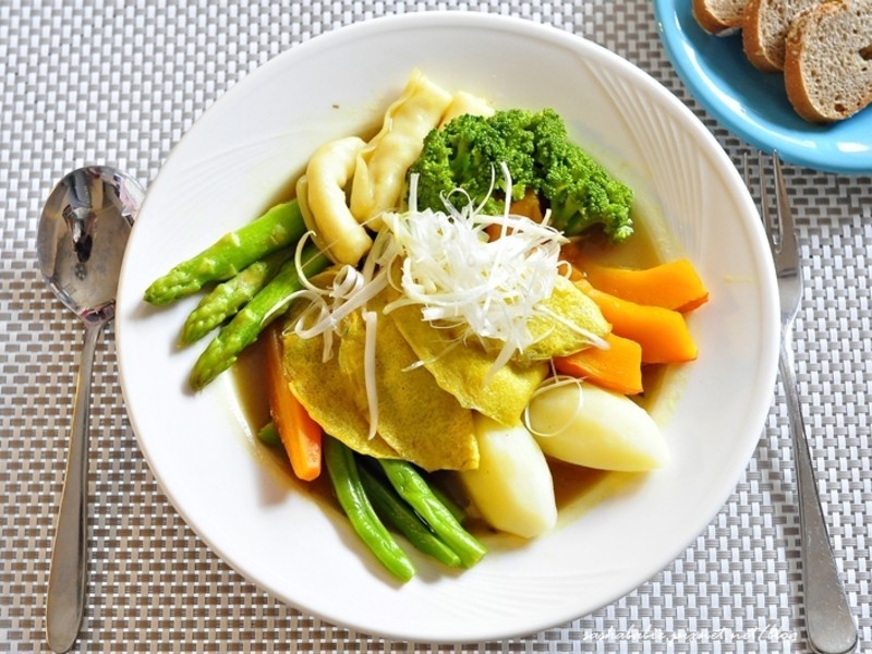 蔬菜汤咖哩佐桂冠蛋饺花枝饺的做法