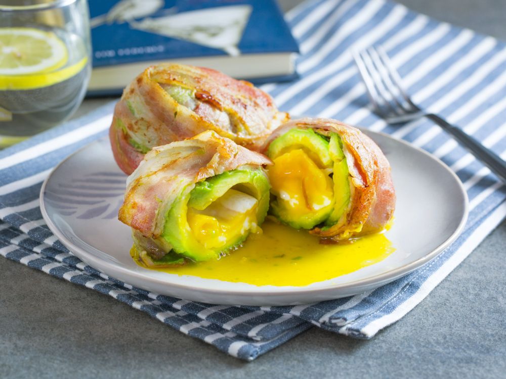 牛油果鸡蛋烟肉卷的做法