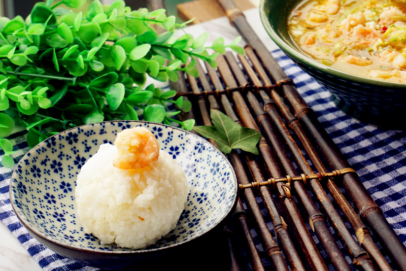 酸椒煮虾球的做法