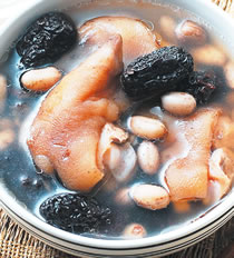 花生黑枣炖猪手的做法