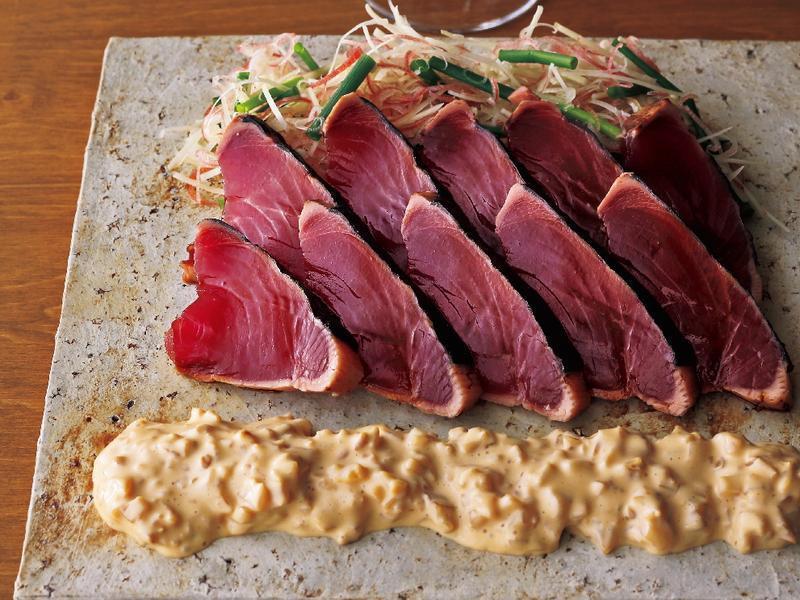 鲣鱼半敲烧佐烟燻萝卜美乃滋的做法