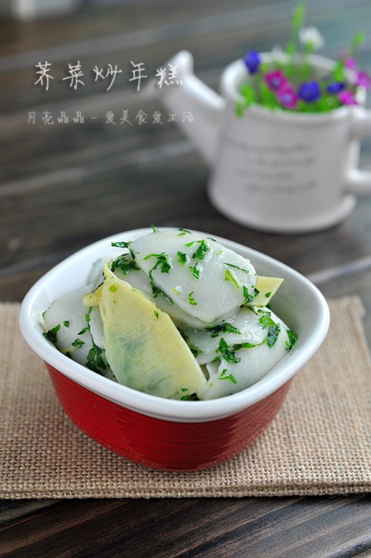 荠菜炒年糕的做法