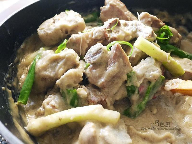 椰香芋头排骨煲的做法