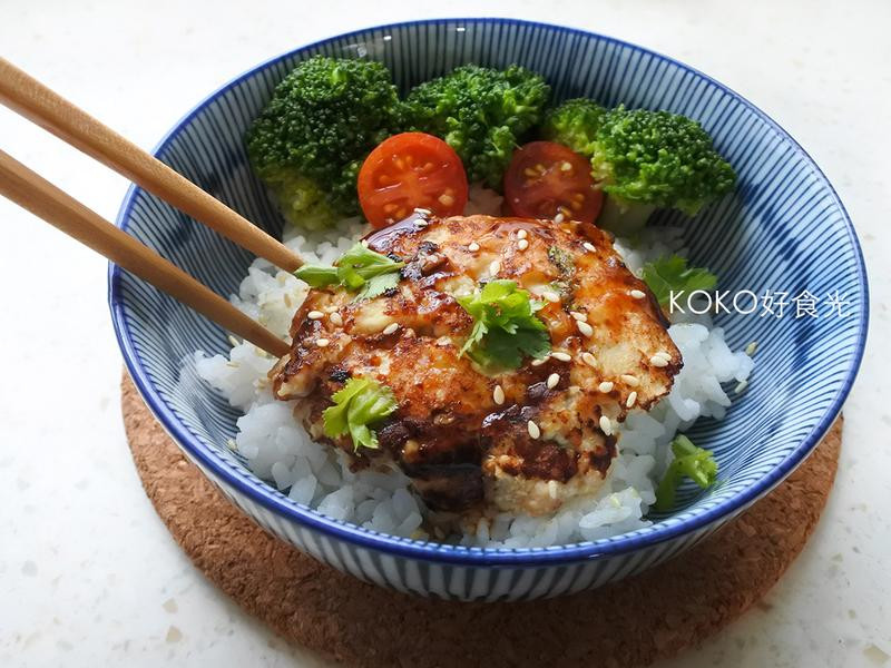 姜汁味噌鸡胸肉汉堡排的做法