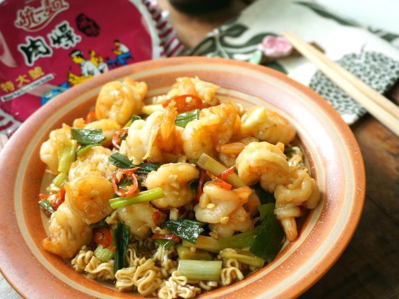 葱爆虾仁面的做法