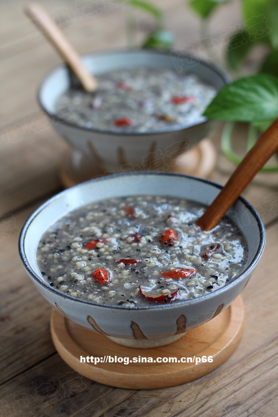 【枣香黑芝麻小米粥】春季养生粥的做法