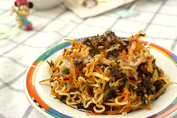 银鱼海苔胡萝卜炒方便面的做法