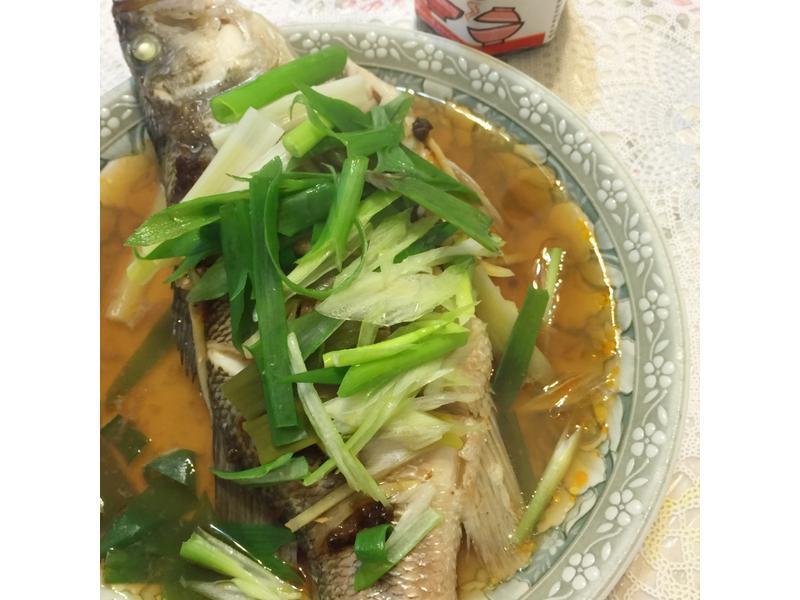 清蒸鲈鱼 维力炸酱的做法