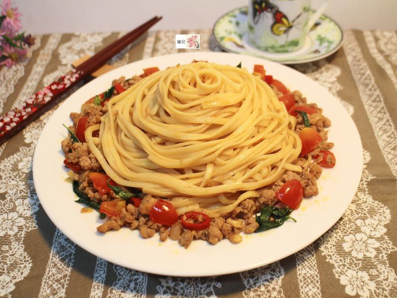 泰式打抛肉酱面的做法