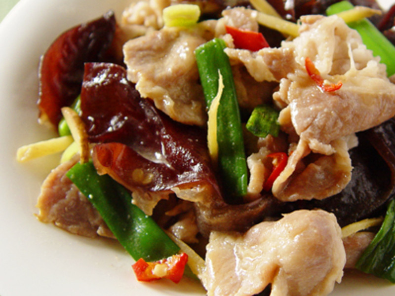 姜香肉片炒木耳的做法