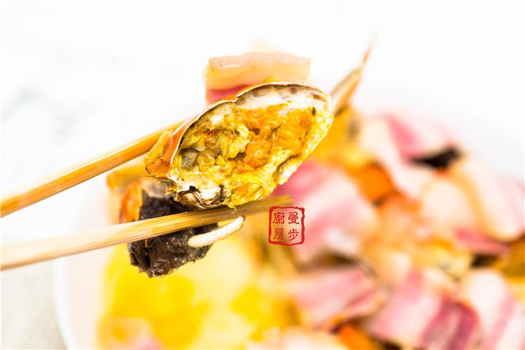 家常菜系列 - 咸肉蒸大闸蟹的做法