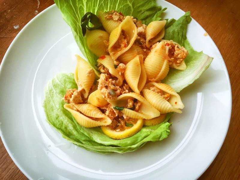 生菜包泰式打抛肉炒贝壳面的做法