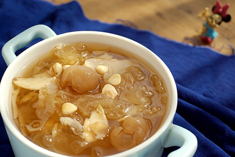玉竹杏仁百合桂圆银耳汤的做法