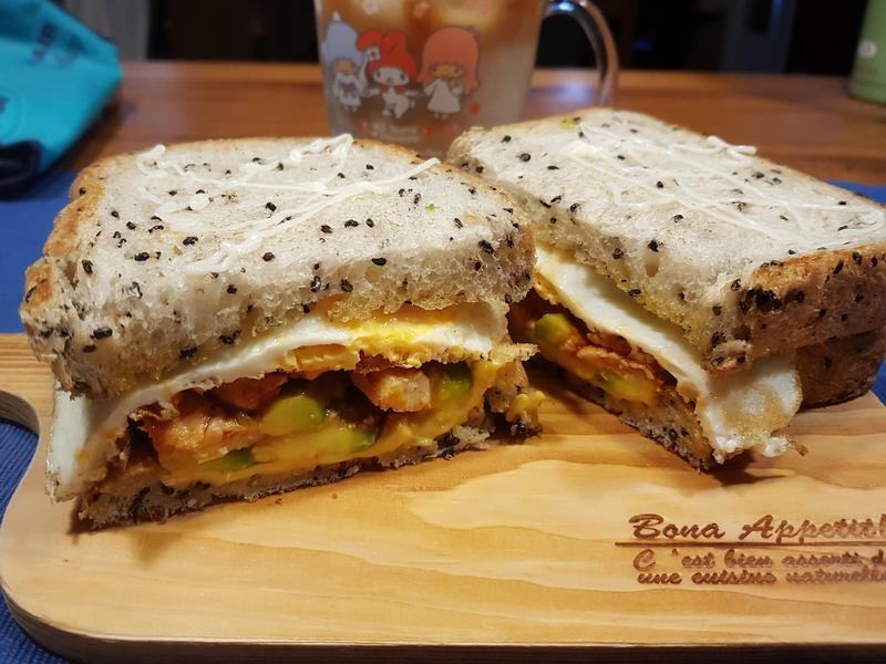 韩式里肌肉酪梨土司的做法